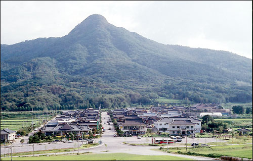 순창의 백산리 참새뜰 2만 5천평에 고추장 제조농가 54가구가 1997년부터 들어서 있는 전통고추장 민속마을 